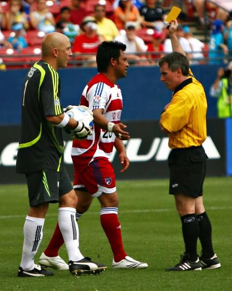 matt_reis_carlos_ruiz_yellow_card-9702664