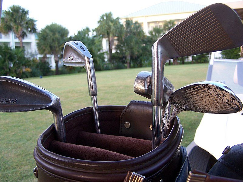 800px-golf_clubs-4407931