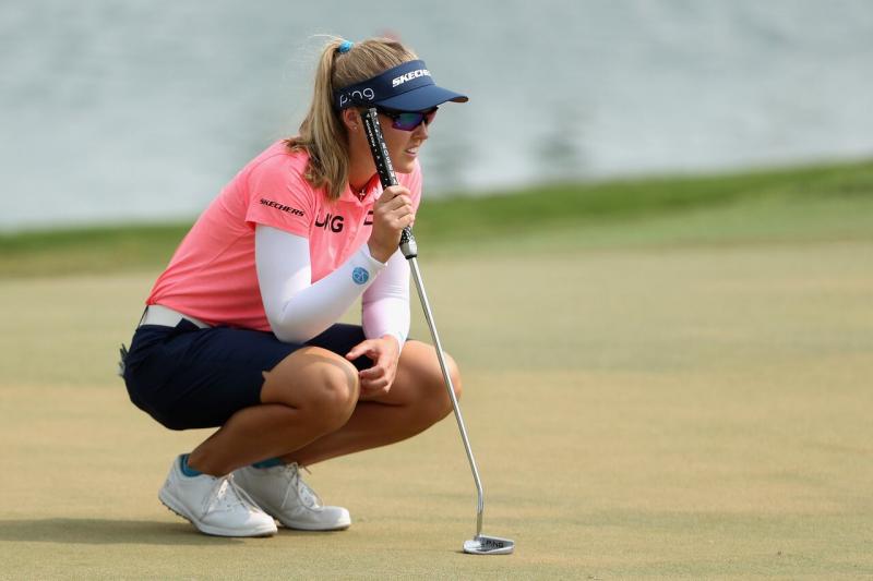 LPGAプロに聞く、猛暑でもゴルフをプレーするための5つの秘訣1. 水分補給をしっかり行う猛暑でプレーゴルフする際は、水分補給が非常に重要です。十分な水分補給をすることで、体温の調節やパフォーマンスの向上に役立ちます。忘れずに飲み物を持参し、頻繁に水やスポーツドリンクを摂るよう心掛けましょう。2. 適切な服装を選ぶ暑い日中のゴルフでは、適切な服装が必要です。通気性の良い素材で作られたシャツやショーツを着用し、帽子やサングラスなどで直射日光から身を守りましょう。また、UVカット効果のある日焼け止めクリームも忘れずに塗布してください。3. 火傷予防対策を行う直射日光を浴びてしまうと火傷のリスクが高まります。必ず日焼け止めクリームを塗布し、長時間屋外にいる場合は日陰を探すよう心掛けましょう。帽子や長袖のアームカバーなども活用して、肌の保護をしっかり行いましょう。4. 身体を冷やす工夫をする暑い中でプレーゴルフするときは、身体を冷やすための工夫が必要です。首元や手首に保冷剤を忍ばせたタオルを装着する、氷水で濡らしたタオルを頭部に巻くなどの方法が効果的です。また、休憩時間には涼しい場所に移動し、十分な休息を取ることも大切です。5. 無理せず無理解せず猛暑の中でのプレーゴルフは体力的な負担が大きいため、無理をしないことが重要です。無理せず自分の体調に合わせてペースを調整し、十分な休息や水分補給を行うようにしましょう。また、暑さによる集中力の低下が起こる場合もあるため、自分自身への理解も大切です。以上、LPGAプロから教えていただいた猛暑でもゴルフをプレーするための5つの秘訣です。これらのポイントを意識して、快適な状態でゴルフを楽しんでください。