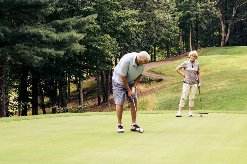 米国ゴルフ協会(USGA)によると、答えはイエスで、別のティーセットからプレーしてもスコアを記録することができます。ただし、スコアがルールに則って正確に記録されるようにするために、従うべきガイドラインがあります。