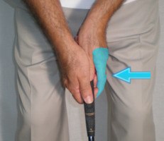 なぜリバースオーバーラップグリップはパッティングに有益ですか？主な理由の一つは、それがよりスムーズで制御されたストロークを促進することです。下の手の指の上に人差し指を置くことによって、それはパッティングストローク中の任意の不要な手首の動きを最小限に抑えるのに役立ちます。その結果、ゴルフボールをより一貫性のある正確な転がしにすることができます。