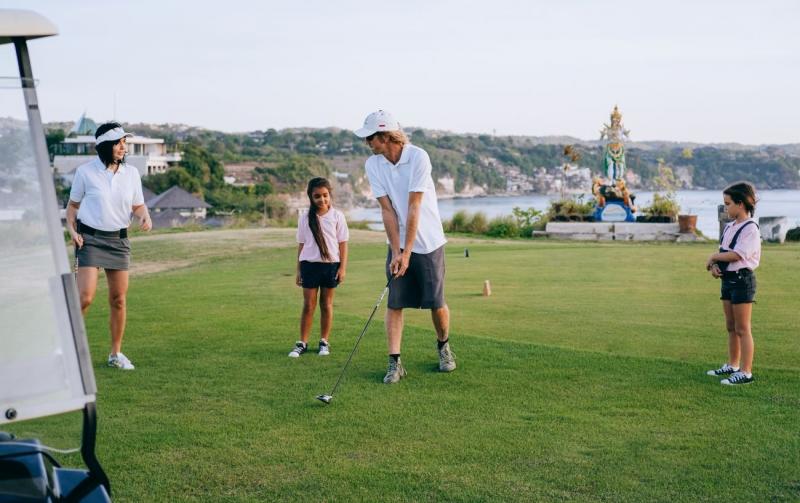 子供のためのゴルフレッスン：事前に知っておきたいことゴルフは、子供たちがスポーツを楽しむための素晴らしい選択肢です。しかし、子供たちがゴルフを始める際には、いくつかの重要な点を事前に知っておく必要があります。まず第一に、ゴルフは技術とプレースキルを要します。子供たちは正しいクラブの使い方やスウィングの基本を学ぶ必要があります。また、コースでのゴルファーとしてのマナーやプレーの流れも理解しておく必要があります。第二に、安全性も非常に重要です。コース上では他のプレーヤーや観客に注意しなければなりません。クラブヘッドやボールが危険な傷害を引き起こす可能性もあるため、保護用具（特にヘルメット）の着用は必須です。最後に、子供たちが楽しんでプレーできるように環境を整えてあげましょう。コースや練習場で競争心や友情を培う機会を与えることも大切です。また、ゴルフコーチや経験豊富なゴルファーからの指導を受けることで、より成長することができます。子供たちがゴルフを通じてスポーツマンシップやチームワークの重要性を学ぶことは素晴らしいです。以上の点を考慮しながら、子供たちにゴルフを紹介してあげましょう。